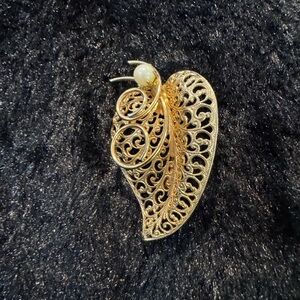 Elegant Gold Filigree Brooch